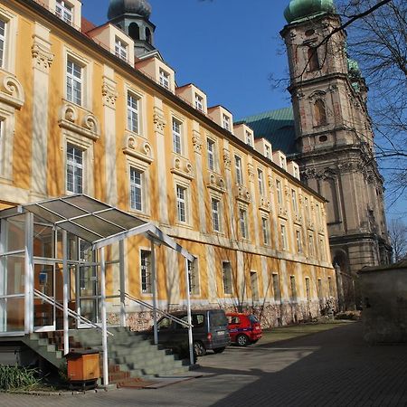 Diecezjalny Dom Formacyjny Apartment Nysa Bagian luar foto