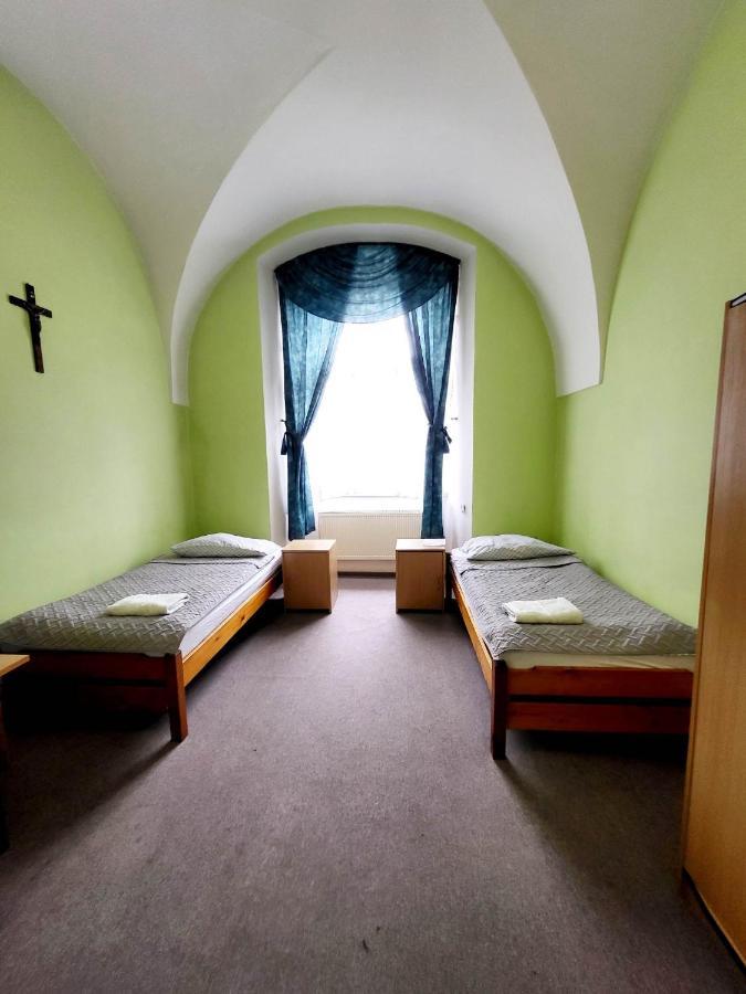 Diecezjalny Dom Formacyjny Apartment Nysa Bagian luar foto